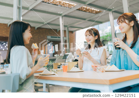 三位女士在咖啡館吃午餐 129422151