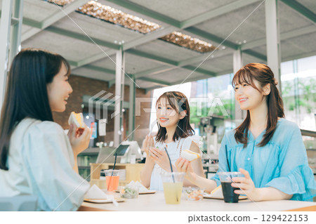 三位女士在咖啡館吃午餐 129422153