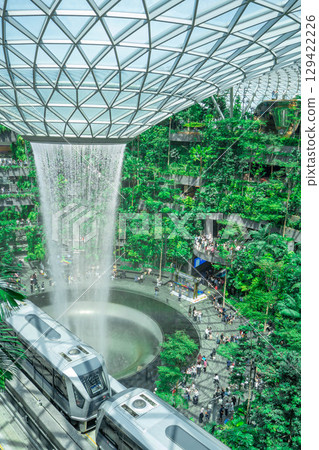 匯豐銀行雨漩渦,新加坡樟宜機場星耀樟宜的室內瀑布 匯豐銀行雨漩渦,新加坡樟宜機場星耀樟宜的室內瀑布 129422226