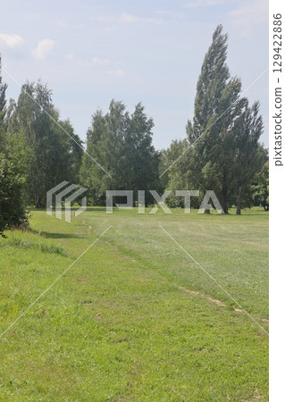 Summer in the landscape park Kolomenskoye in the district, Moscow, August 2022. 129422886