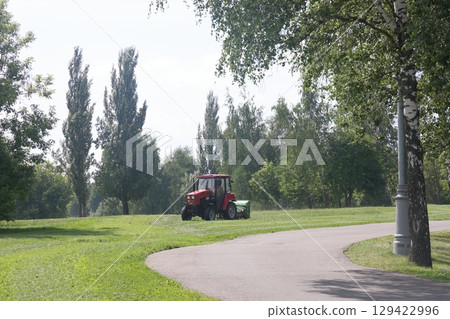 Summer in the landscape park Kolomenskoye in the district, Moscow, August 2022. 129422996