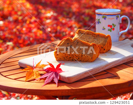 秋葉環繞的秋日午後，吃一塊地瓜戚風蛋糕小憩片刻 129423051
