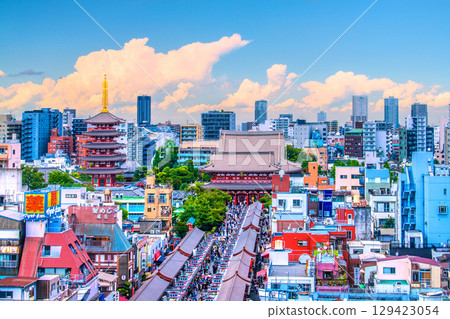8月8日,日本東京城市景觀。夏日天空(遊擊雷雨即將來臨)…入境…淺草寺擠滿了外國遊客 8月8日,日本東京城市景觀。夏日天空(遊擊雷雨即將來臨)…入境…淺草寺擠滿了外國遊客 129423054