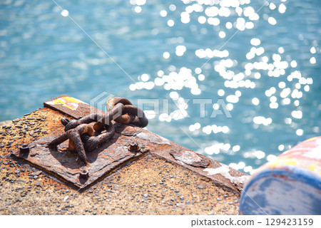 海面附近生鏽的鏈條 129423159