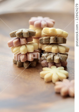瑪格麗特形狀的紫薯豎著疊著，可可，還有素餅乾 129424279