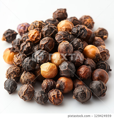 Pile of black and brown colored pepper seeds 129424939