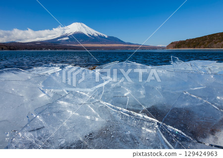 Mount Fuji and Lake Yamanaka in winter, Yamanakako Village, Yamanashi Prefecture Mount Fuji and Lake Yamanaka in winter, Yamanakako Village, Yamanashi Prefecture 129424963
