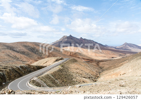 Bare, dry, and bare mountains under bright sunlight in the interior of Fuerteventura 129426057
