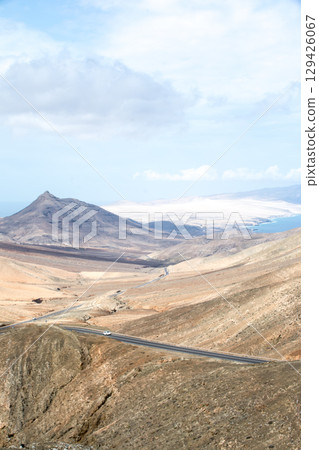 在富埃特文圖拉島內陸的明亮陽光下,光禿禿、乾燥、荒蕪的山脈 在富埃特文圖拉島內陸的明亮陽光下,光禿禿、乾燥、荒蕪的山脈 129426067