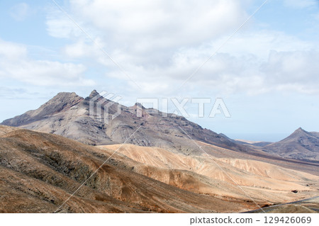 在富埃特文圖拉島內陸的明亮陽光下,光禿禿、乾燥、荒蕪的山脈 在富埃特文圖拉島內陸的明亮陽光下,光禿禿、乾燥、荒蕪的山脈 129426069