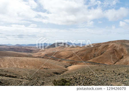 在富埃特文圖拉島內陸的明亮陽光下,光禿禿、乾燥、荒蕪的山脈 在富埃特文圖拉島內陸的明亮陽光下,光禿禿、乾燥、荒蕪的山脈 129426070