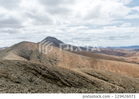 在富埃特文圖拉島內陸的明亮陽光下,光禿禿、乾燥、荒蕪的山脈 在富埃特文圖拉島內陸的明亮陽光下,光禿禿、乾燥、荒蕪的山脈 129426071