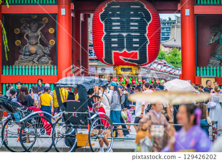 8月8日，日本東京城市景觀。酷熱難耐…入境旅遊持續進行…彷彿置身異國他鄉…淺草寺擠滿了外國遊客。 129426202