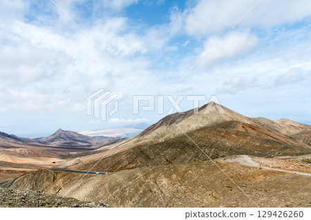 在富埃特文圖拉島內陸的明亮陽光下，光禿禿、乾燥、荒蕪的山脈 129426260