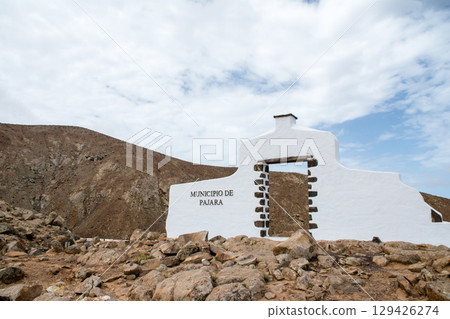 一座白牆建築,建在荒涼、乾燥、光禿禿的山上。這是富埃特文圖拉島帕哈拉的入口。 一座白牆建築,建在荒涼、乾燥、光禿禿的山上。這是富埃特文圖拉島帕哈拉的入口。 129426274