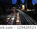 夜間道路上汽車的光跡 129426523