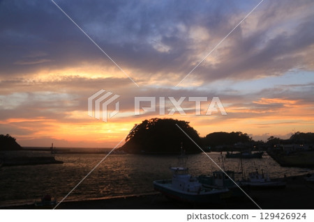 A beautiful sunset seen beyond Nishina Port A beautiful sunset seen beyond Nishina Port 129426924