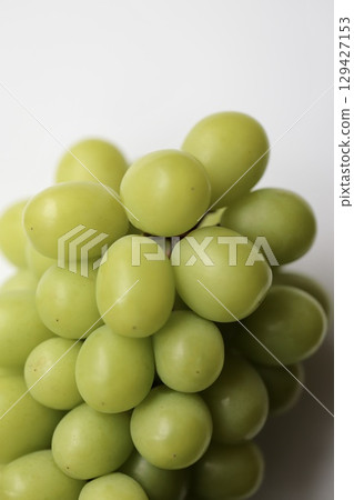 Japanese Shine Muscat grapes are a popular choice, but they are sweet and delicious. Japanese Shine Muscat grapes are a popular choice, but they are sweet and delicious. 129427153