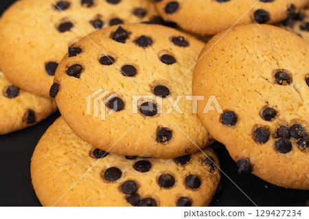 chocolate chip cookies 129427234