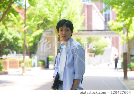 校園裡的男學生畫像 129427604