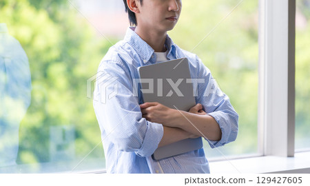 陷入困境的男大學生的特寫鏡頭 129427605