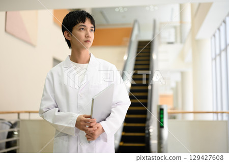 穿著白色西裝的男人 129427608