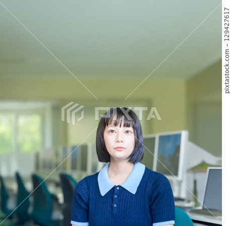 女學生在資訊處理教室接受指導 129427617