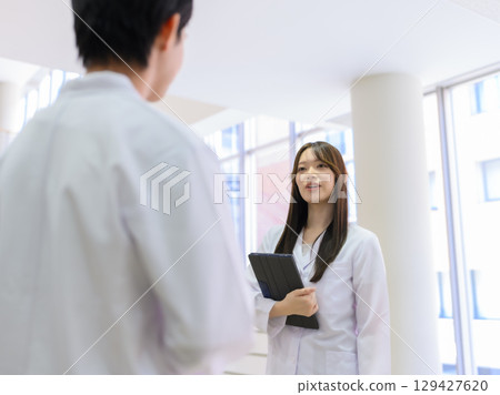 男人和女人穿著白大褂 129427620