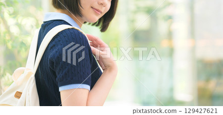 背著背包的女大學生的背影 129427621