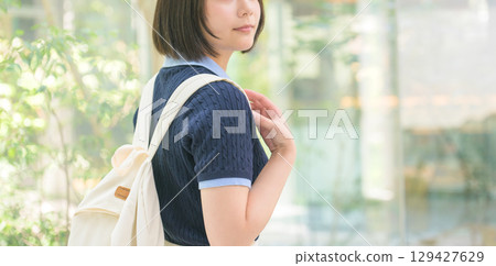 站在圖書館前的一名女大學生 129427629