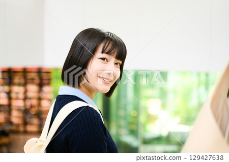 微笑的女學生在圖書館轉過身 129427638