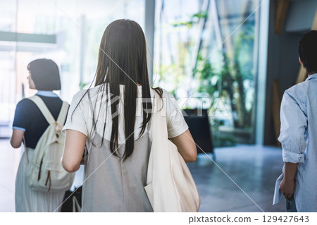 一群男女學生走進學校大樓 129427643