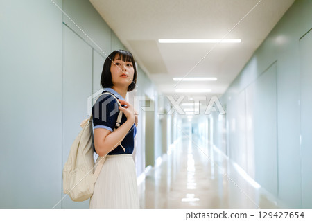 一名女子走進設施內 129427654