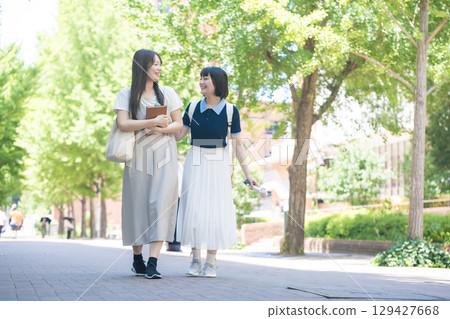 Female college students chatting in the sunshine 129427668