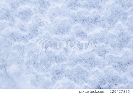 蒜山高原上凹凸不平的積雪圖案 129427825