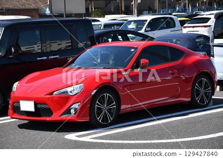 紅色跑車（第一代豐田 86）在停車場排成一排 129427840