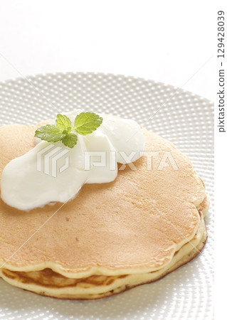 煎餅配香蕉和奶油 129428039