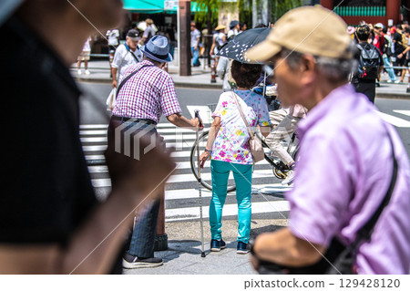 日本東京城市景觀 老化社會…拄著拐杖的老人。即使綠燈亮了，他們也無法計算過馬路時間，只能被困在路邊 = 東京，排名第八 129428120