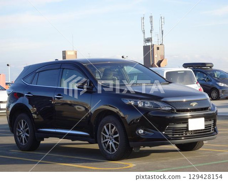 A car parked in a parking lot (Toyota Harrier 3rd generation) 129428154