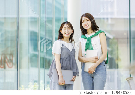 站在大學教室的學生 站在大學教室的學生 129428582