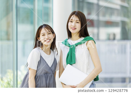 站在大學教室微笑的學生 129428776