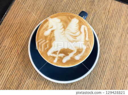 一種設計師卡布奇諾,「獨角獸」圖案,一種設計精巧的卡布奇諾藝術。 一種設計師卡布奇諾,「獨角獸」圖案,一種設計精巧的卡布奇諾藝術。 129428821