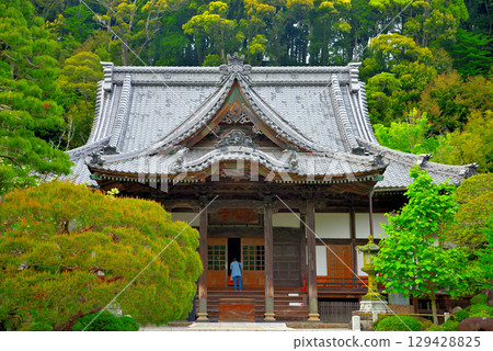 Image of a female tourist praying at the main hall of Shuzenji Temple in Shuzenji Onsen, Izu, Shizuoka Prefecture, Chubu region (1) 129428825