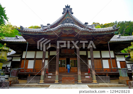 Image of a female tourist praying at the main hall of Shuzenji Temple in Shuzenji Onsen, Izu, Shizuoka Prefecture (4) 129428828