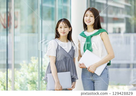 站在大學教室的學生 站在大學教室的學生 129428829