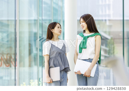站在大學教室的學生 站在大學教室的學生 129428830
