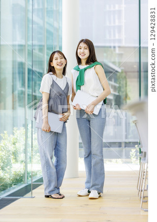 站在大學教室的學生 站在大學教室的學生 129428831