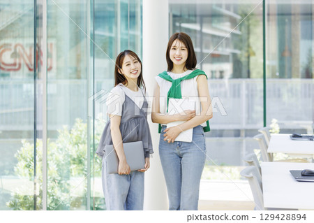 站在大學教室的學生 站在大學教室的學生 129428894