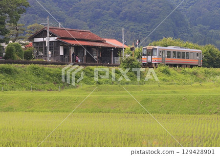 Mimasaka Takio Station (Inbi Line) in summer 129428901