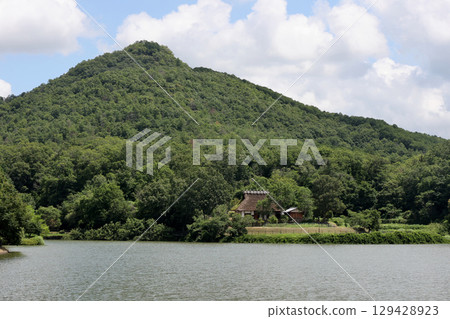 Arima Fuji and thatched roof houses reflected in the Fukushima Oike Pond in Sanda City 129428923